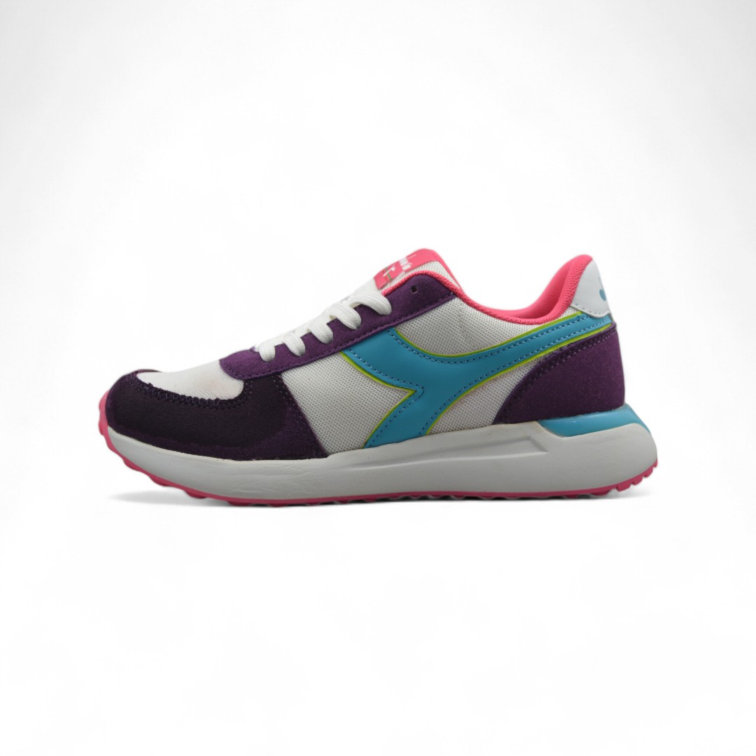 Articulo 1974<br>ZAPATILLA DEPORTIVA – DIADORA – 36/40 <br>Color 01216 BLANCO / VIOLETA <br> <span class='titulo_secundario' style='background-color:white;color:black;margin-top:7px; margin-bottom:0px;font-size:20px;'>Precio del Par</span>