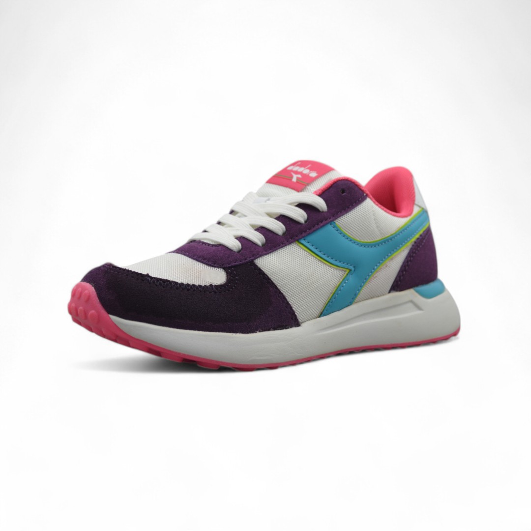 Articulo 1974<br>ZAPATILLA DEPORTIVA – DIADORA – 36/40 <br>Color 01216 BLANCO / VIOLETA <br> <span class='titulo_secundario' style='background-color:white;color:black;margin-top:7px; margin-bottom:0px;font-size:20px;'>Precio del Par</span>