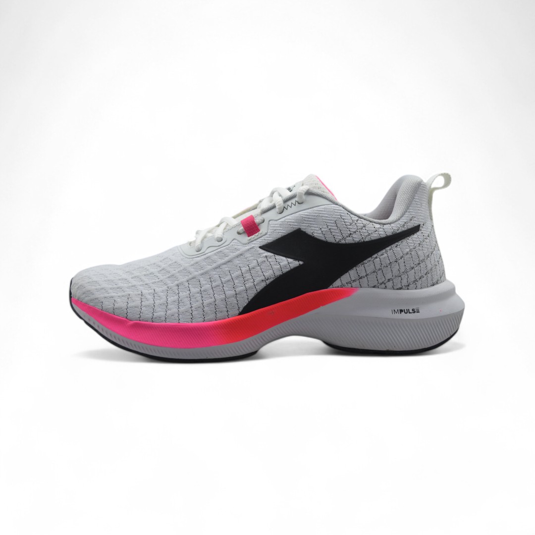 Articulo 2056<br>ZAPATILLA DEPORTIVA – DIADORA – 36/45 <br>Color 262 BLANCO/PINK <br> <span class='titulo_secundario' style='background-color:white;color:black;margin-top:7px; margin-bottom:0px;font-size:20px;'>Precio del Par</span>
