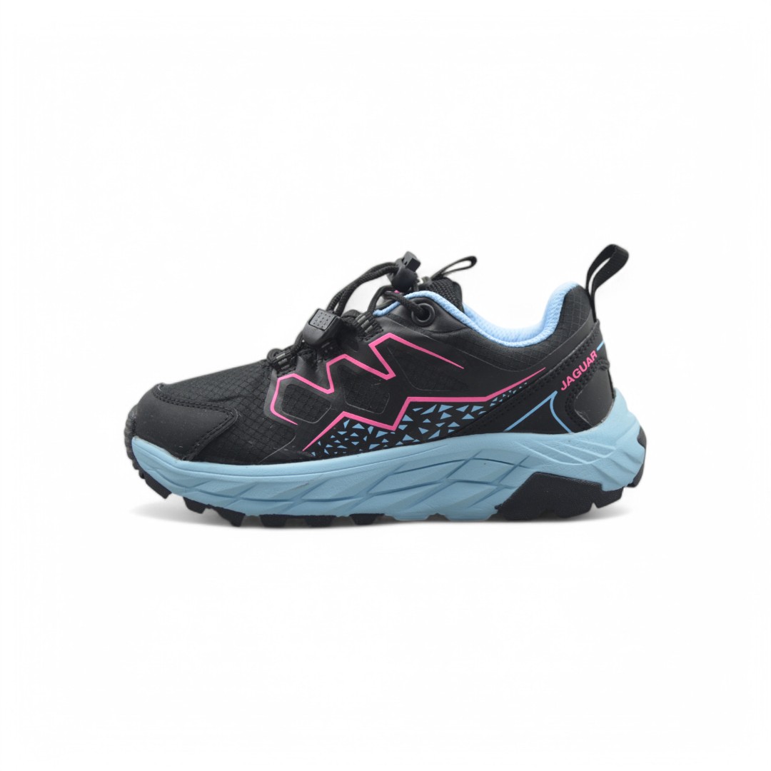  Articulo 2523<br>ZAPATILLA TREKKING – JAGUAR – 28/35<br>Color 01089 NEGRO / FUCSIA <br> <span class='titulo_secundario' style='background-color:white;color:black;margin-top:7px; margin-bottom:0px;font-size:20px;'>Precio del Par</span>