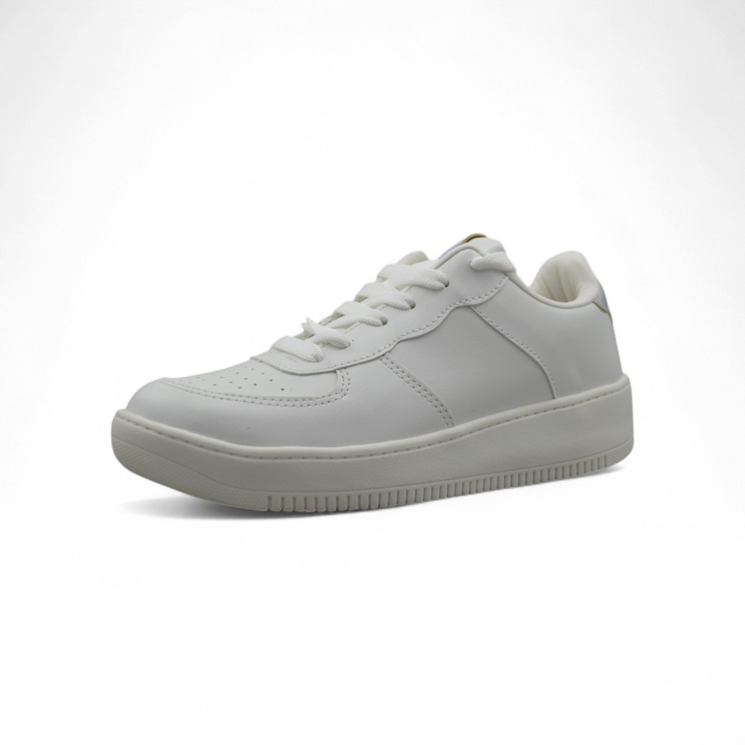 Articulo 2596<br>ZAPATILLA URBANA – VERENNA – 35/40<br>Color 257 BLANCO / PLATA <br> <span class='titulo_secundario' style='background-color:white;color:black;margin-top:7px; margin-bottom:0px;font-size:20px;'>Precio del Par</span>