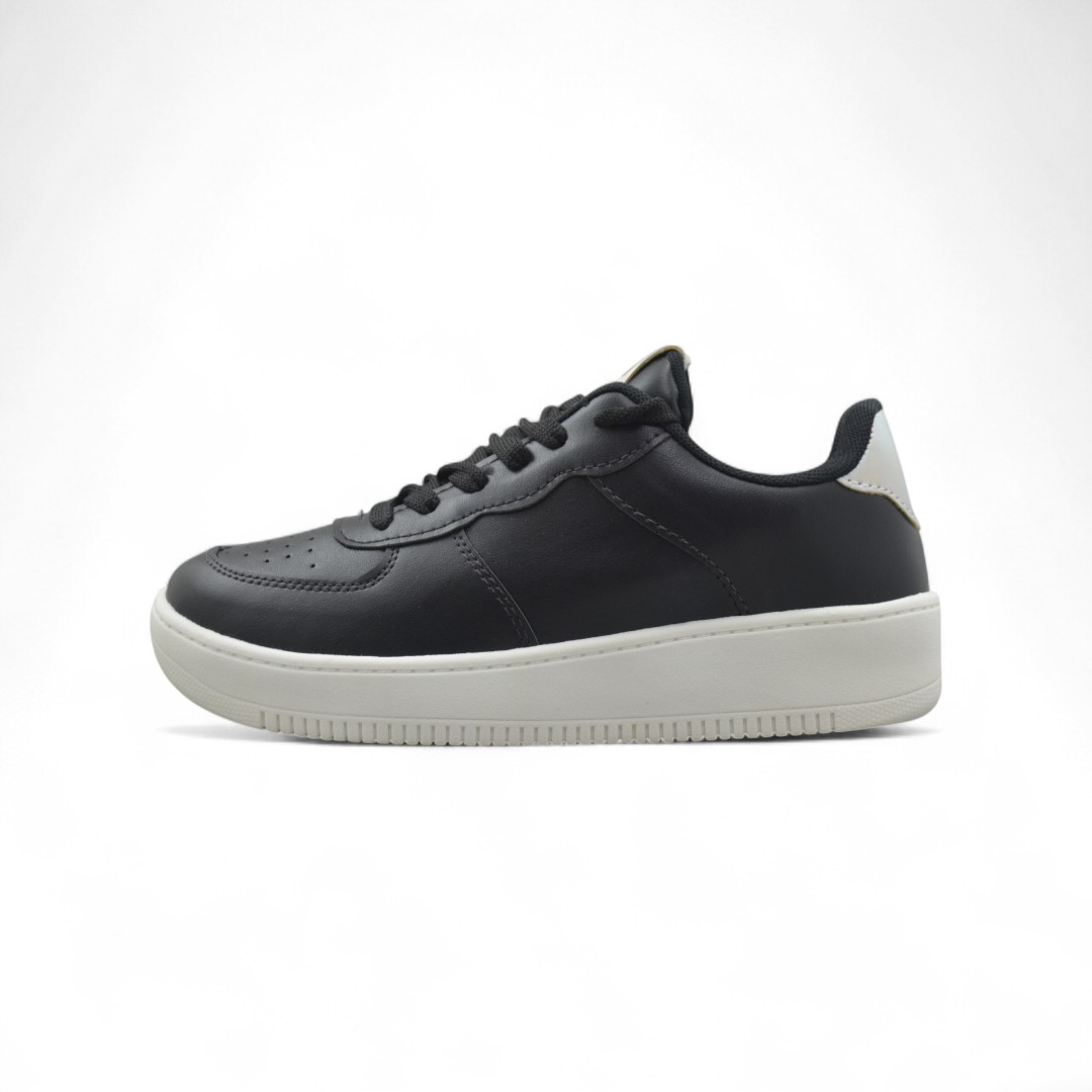 Articulo 2596<br>ZAPATILLA URBANA – VERENNA – 35/40<br>Color 723 NEGRO / PLATA <br> <span class='titulo_secundario' style='background-color:white;color:black;margin-top:7px; margin-bottom:0px;font-size:20px;'>Precio del Par</span>