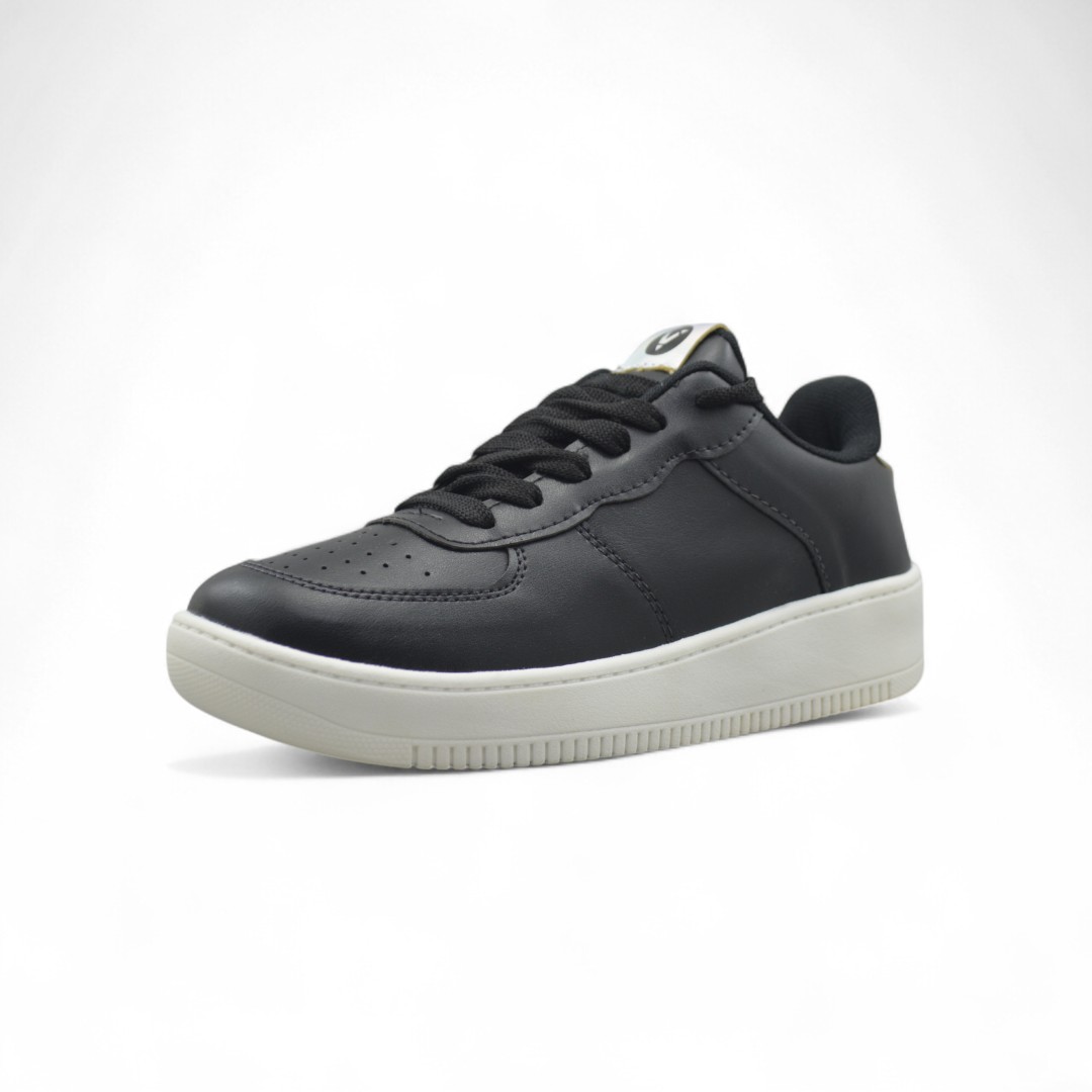 Articulo 2596<br>ZAPATILLA URBANA – VERENNA – 35/40<br>Color 723 NEGRO / PLATA <br> <span class='titulo_secundario' style='background-color:white;color:black;margin-top:7px; margin-bottom:0px;font-size:20px;'>Precio del Par</span>