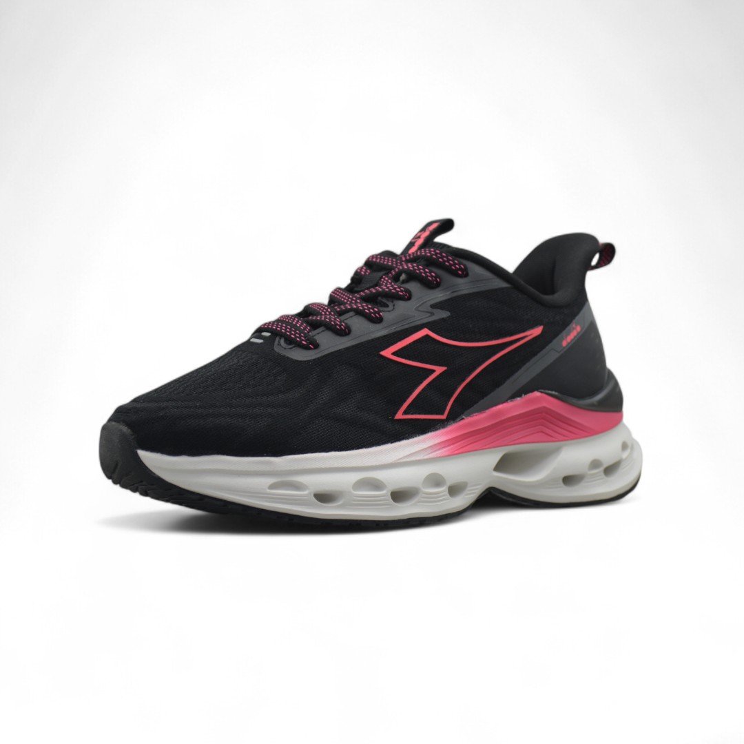 Articulo 2624<br>ZAPATILLA DEPORTIVA – DIADORA – 36/45<br>Color 01089 NEGRO / FUCSIA <br> <span class='titulo_secundario' style='background-color:white;color:black;margin-top:7px; margin-bottom:0px;font-size:20px;'>Precio del Par</span>