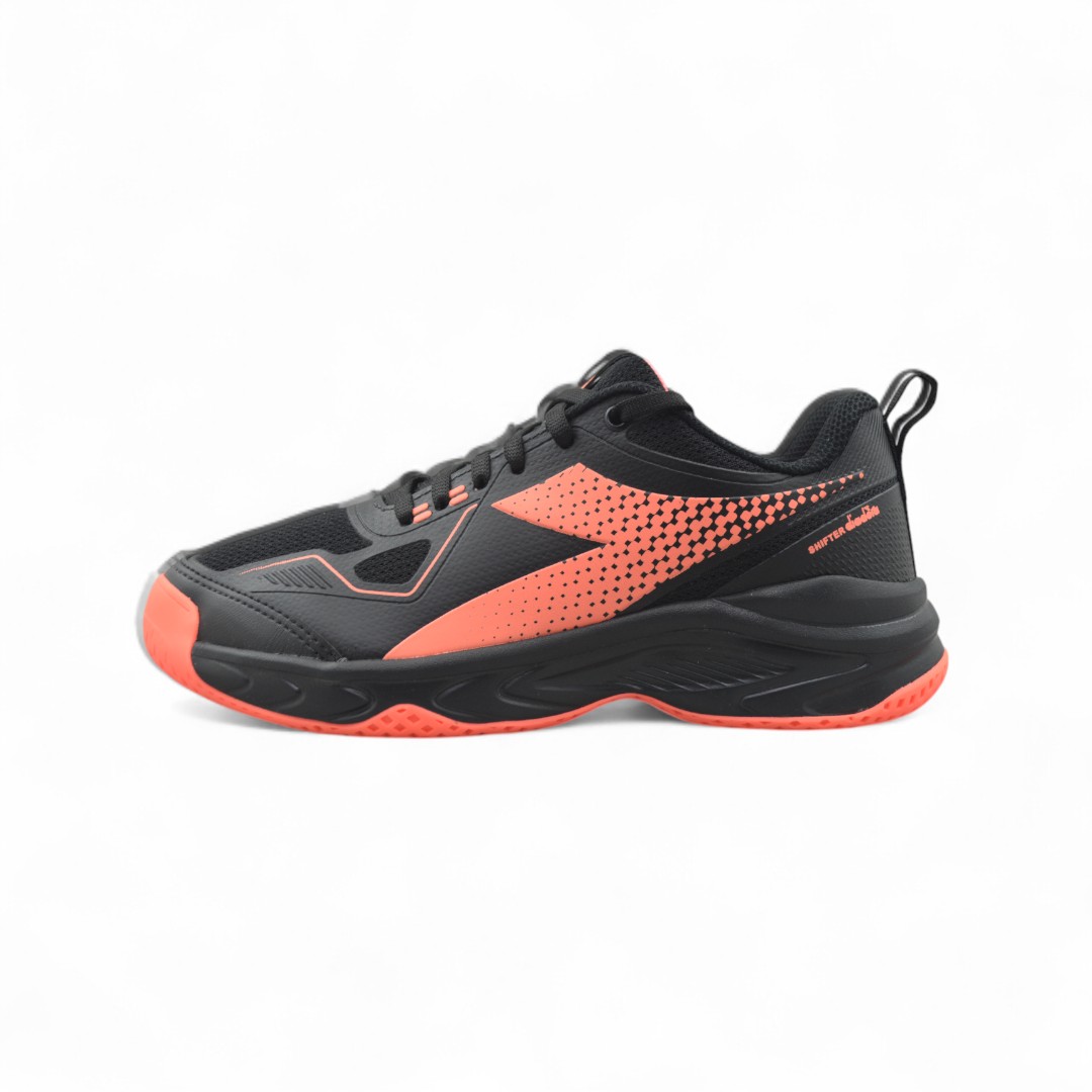 Articulo 2443<br>ZAPATILLA PADEL TENIS – DIADORA – 36/45<br>Color 072 NEGRO / CORAL <br> <span class='titulo_secundario' style='background-color:white;color:black;margin-top:7px; margin-bottom:0px;font-size:20px;'>Precio del Par</span>